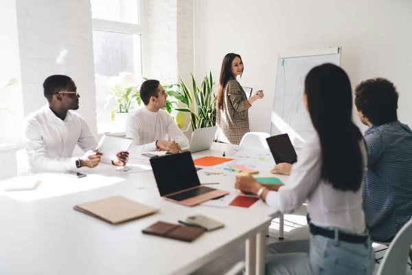 Quelles stratégies les écoles peuvent-elles adopter pour intégrer l'éducation financière dans les programmes pour enfants précoces ?